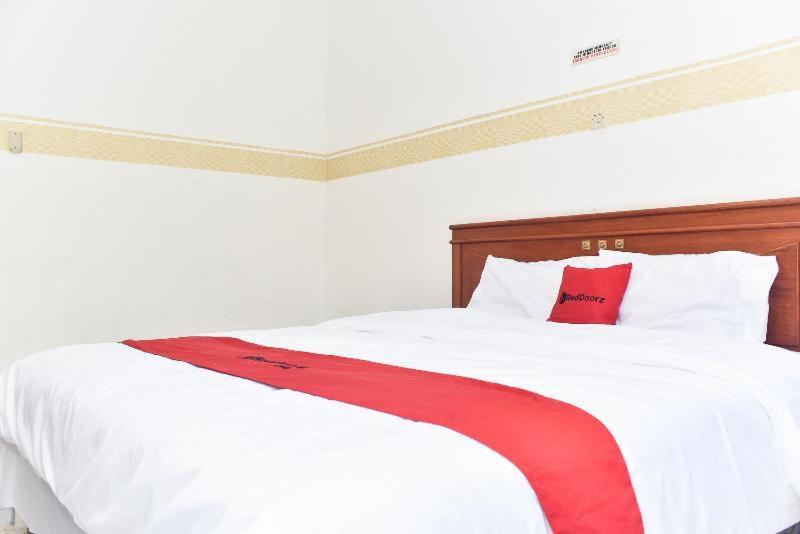 Reddoorz Near Lenmarc Mall Surabaya Pradahkalikendal Chambre photo