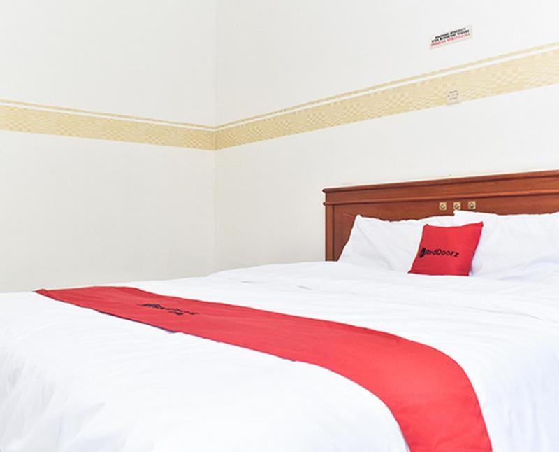 Reddoorz Near Lenmarc Mall Surabaya Pradahkalikendal Chambre photo